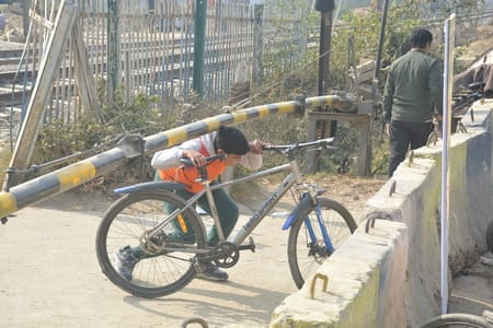 निर्माणाधीन आरओबी और बंद क्रॉसिंग।