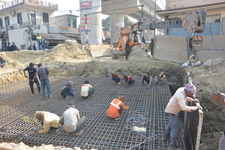 निर्माणाधीन आरओबी और बंद क्रॉसिंग।
