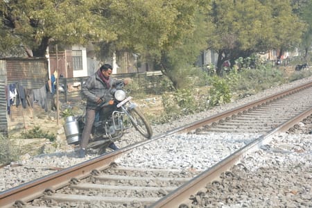 निर्माणाधीन आरओबी और बंद क्रॉसिंग।