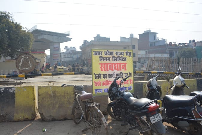निर्माणाधीन आरओबी और बंद क्रॉसिंग।