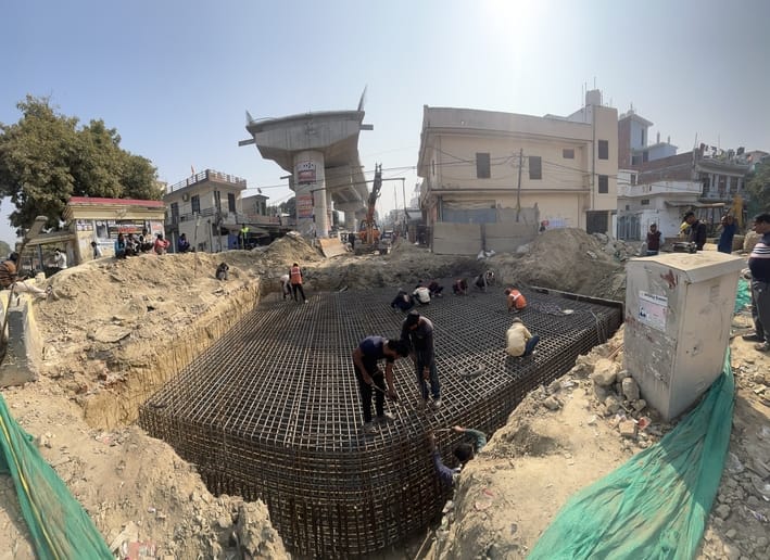 निर्माणाधीन आरओबी और बंद क्रॉसिंग।