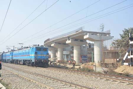 निर्माणाधीन आरओबी और बंद क्रॉसिंग।