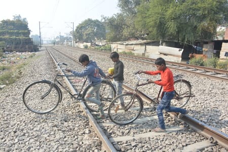 निर्माणाधीन आरओबी और बंद क्रॉसिंग।