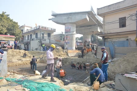 निर्माणाधीन आरओबी और बंद क्रॉसिंग।