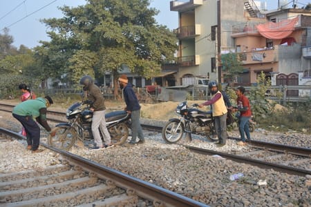 निर्माणाधीन आरओबी और बंद क्रॉसिंग।