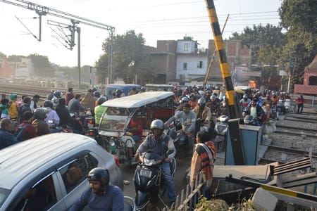 निर्माणाधीन आरओबी और बंद क्रॉसिंग।