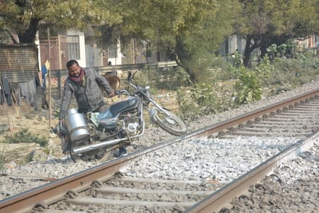 निर्माणाधीन आरओबी और बंद क्रॉसिंग।