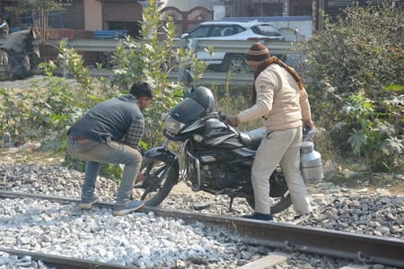निर्माणाधीन आरओबी और बंद क्रॉसिंग।