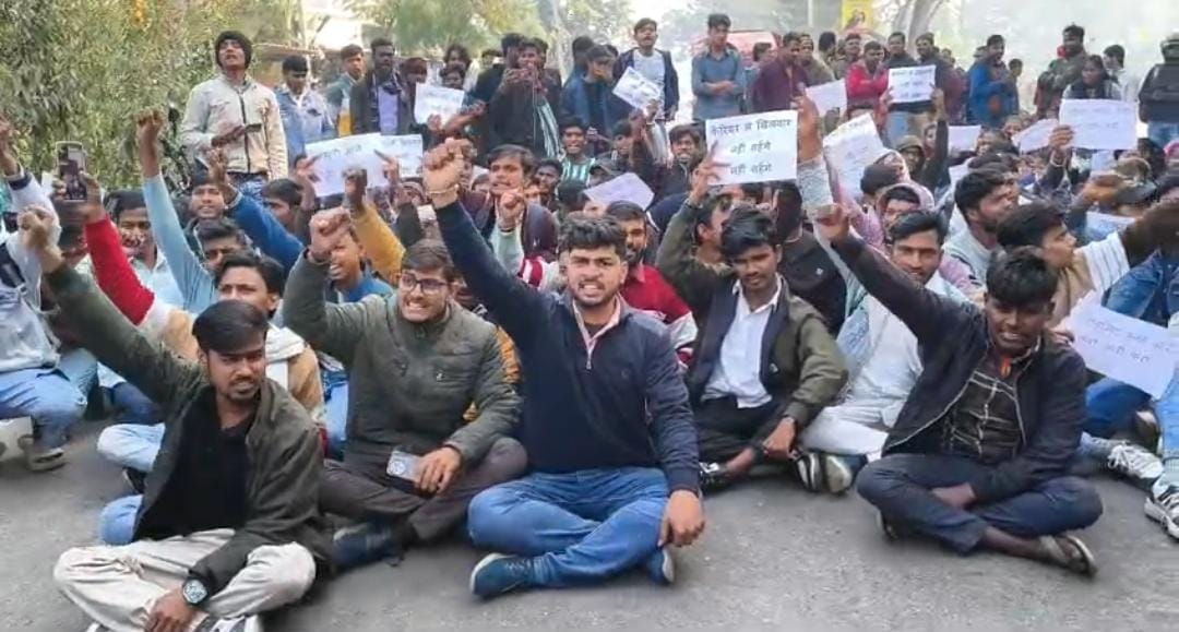 परीक्षा से वंचित लिपिक प्रिंसिपल निलंबित