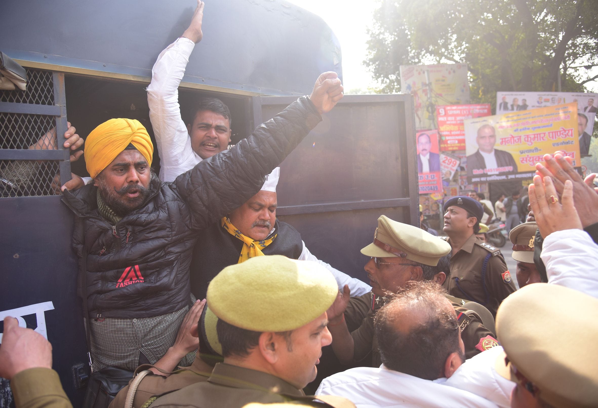 प्रदर्शन करते आप कार्यकर्ता।