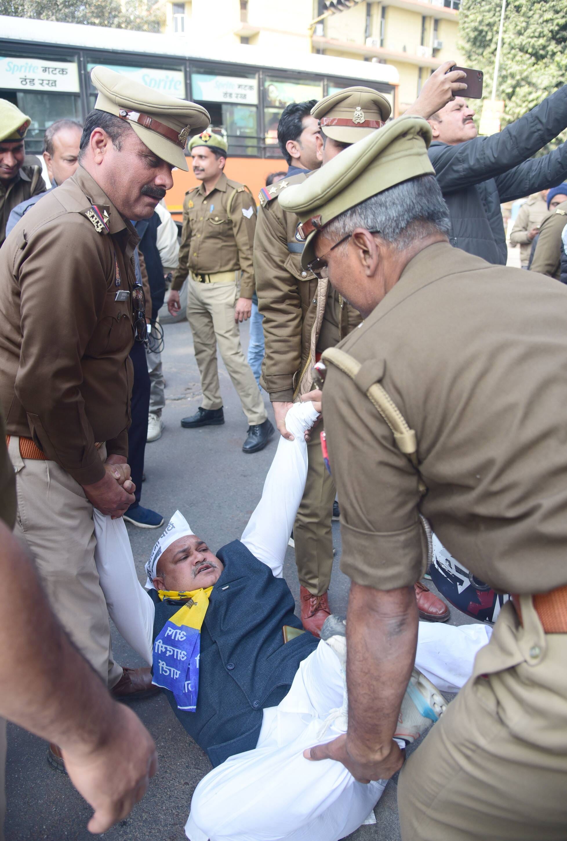 प्रदर्शन करते आप कार्यकर्ता।