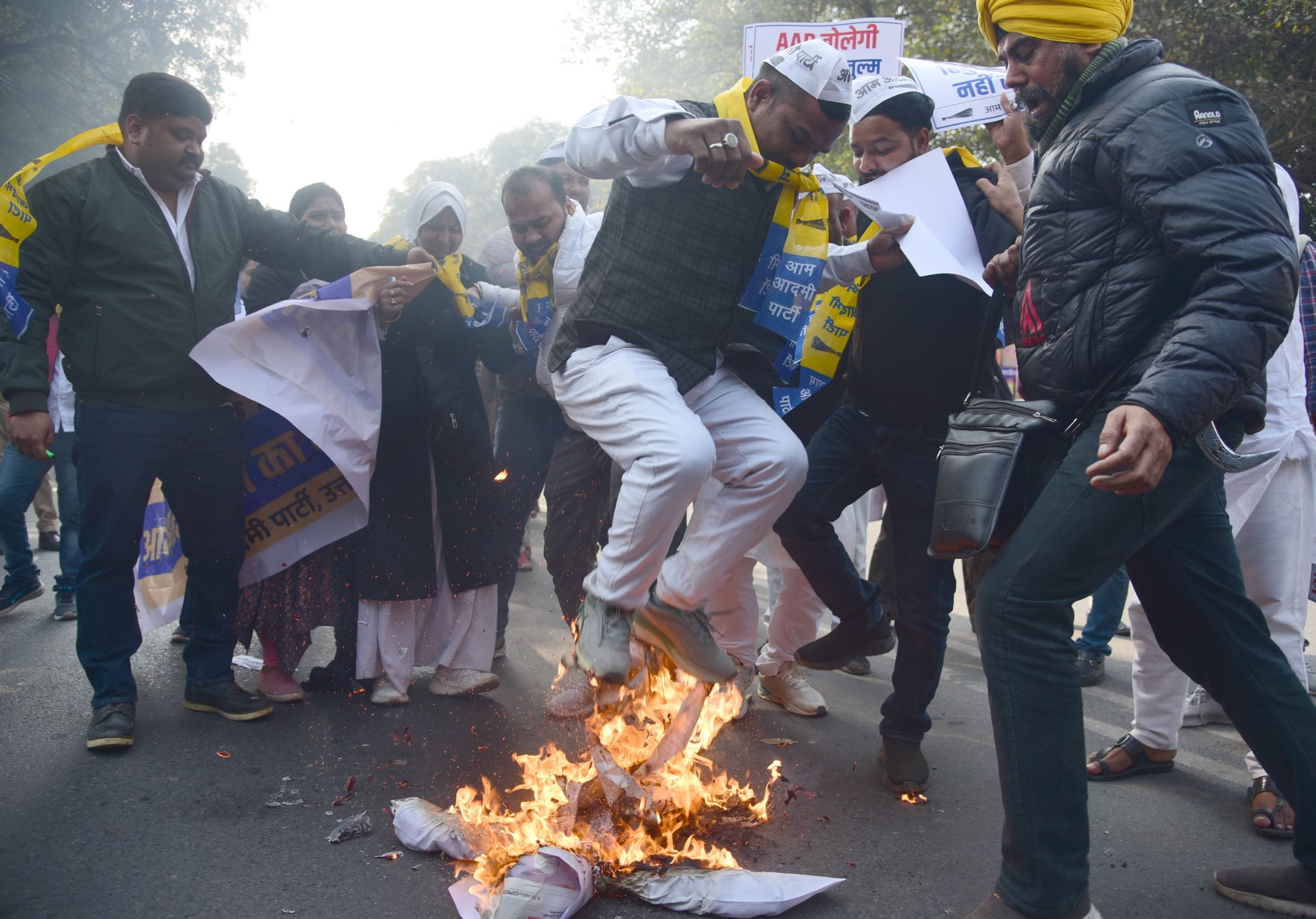 प्रदर्शन करते आप कार्यकर्ता।