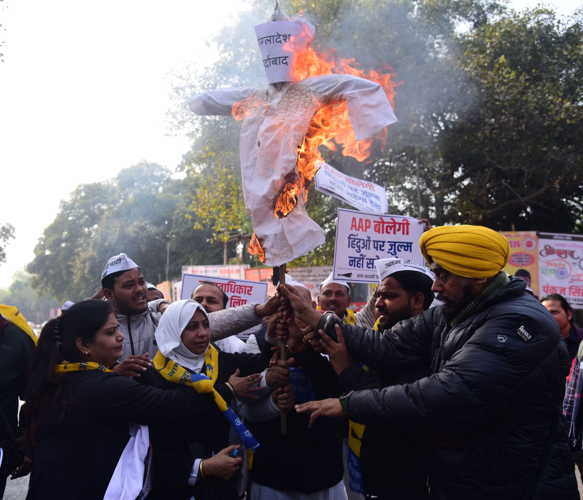 प्रदर्शन करते आप कार्यकर्ता।