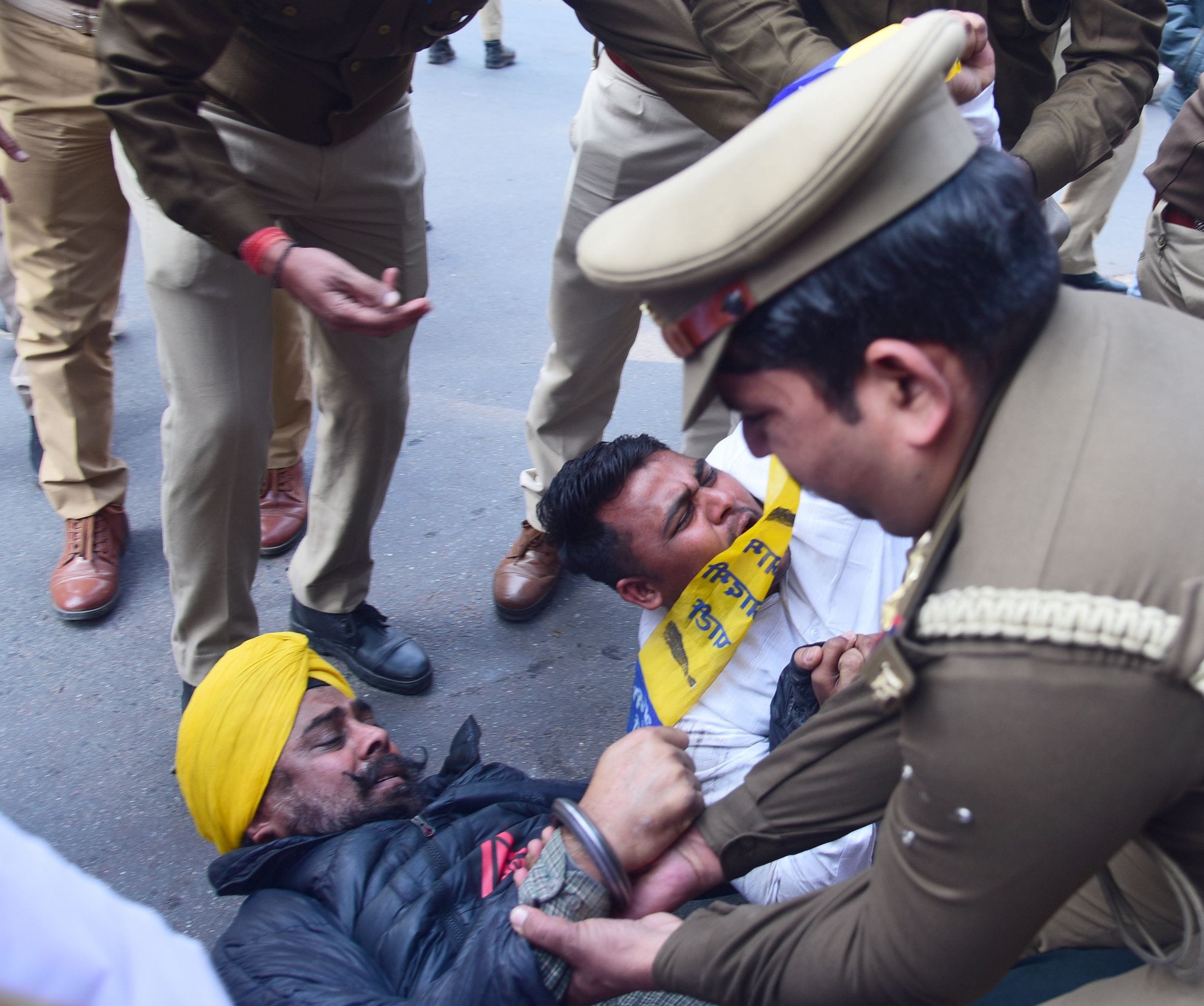 प्रदर्शन करते आप कार्यकर्ता।