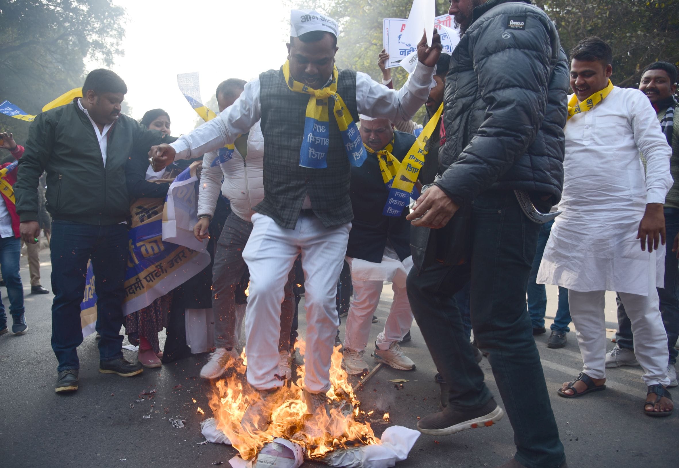 प्रदर्शन करते आप कार्यकर्ता।