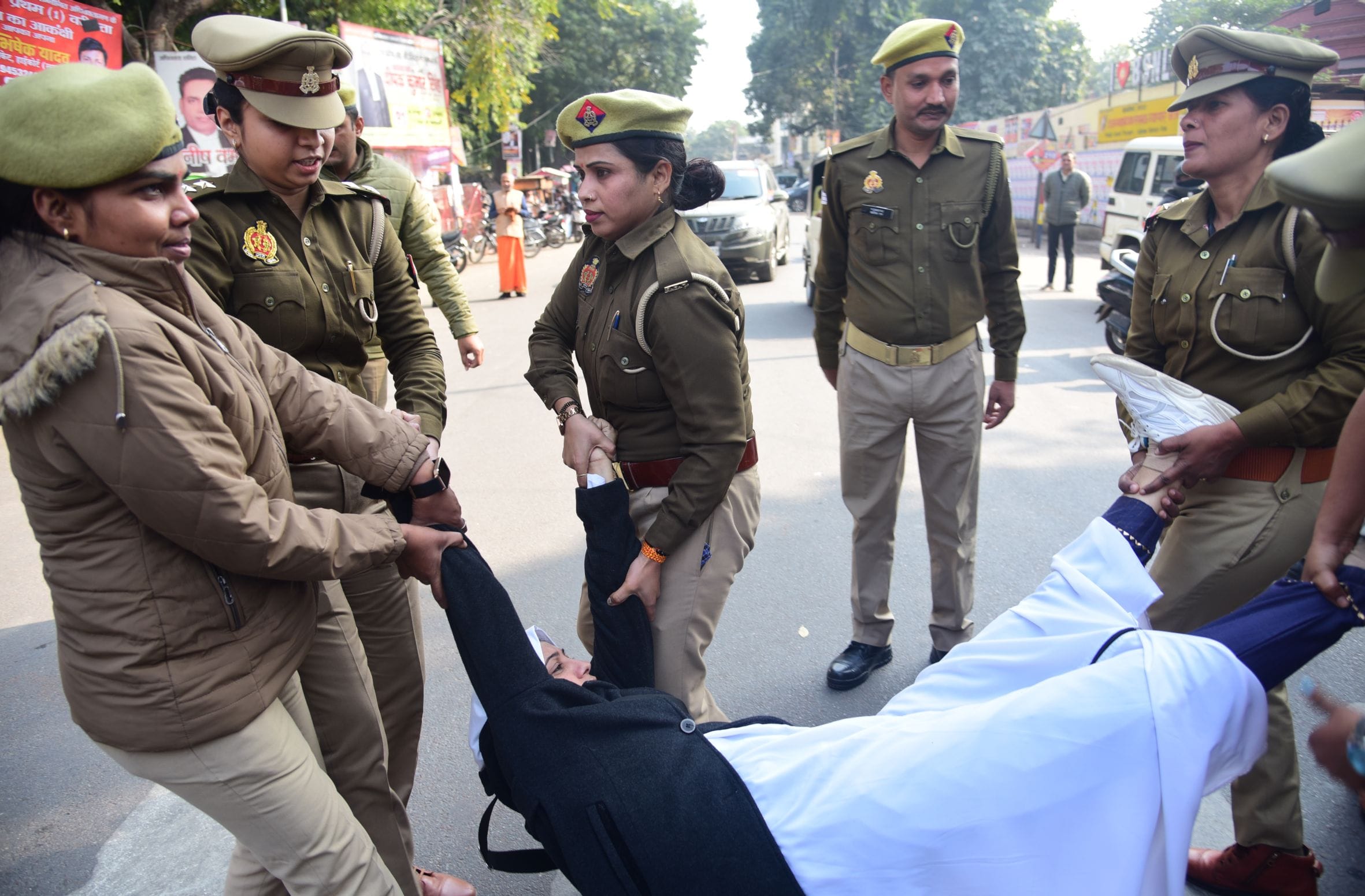 प्रदर्शन करते आप कार्यकर्ता।