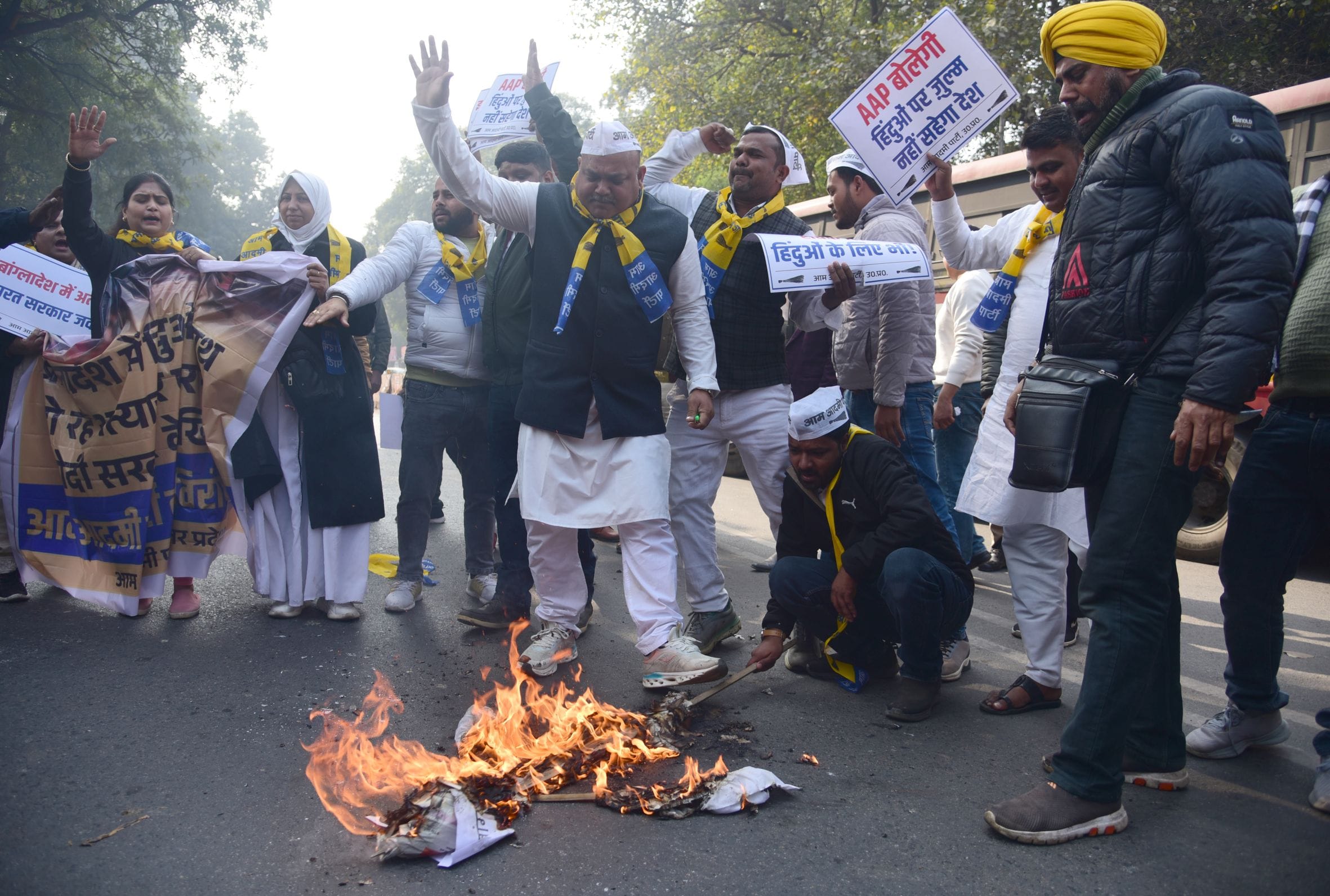 प्रदर्शन करते आप कार्यकर्ता।