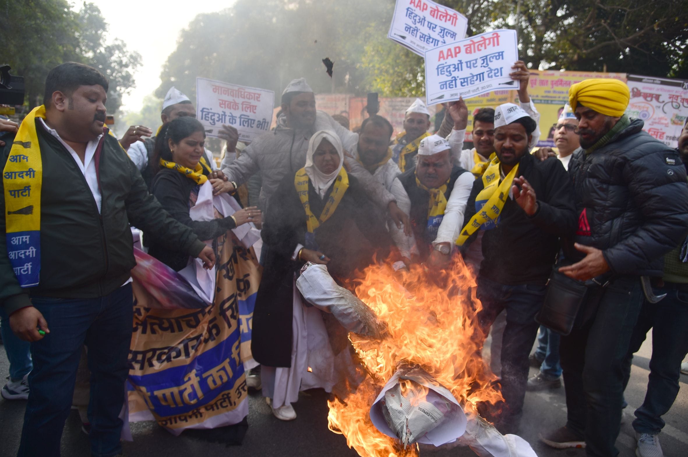 प्रदर्शन करते आप कार्यकर्ता।