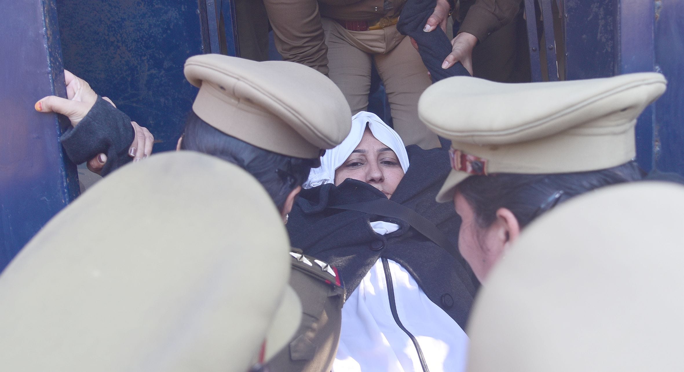 प्रदर्शन करते आप कार्यकर्ता।