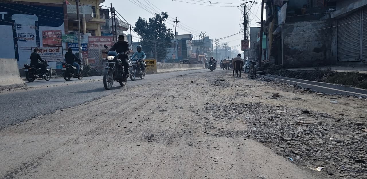 राजापुर सड़क पर बनाए जा रहे डिवाइडर। संवाद