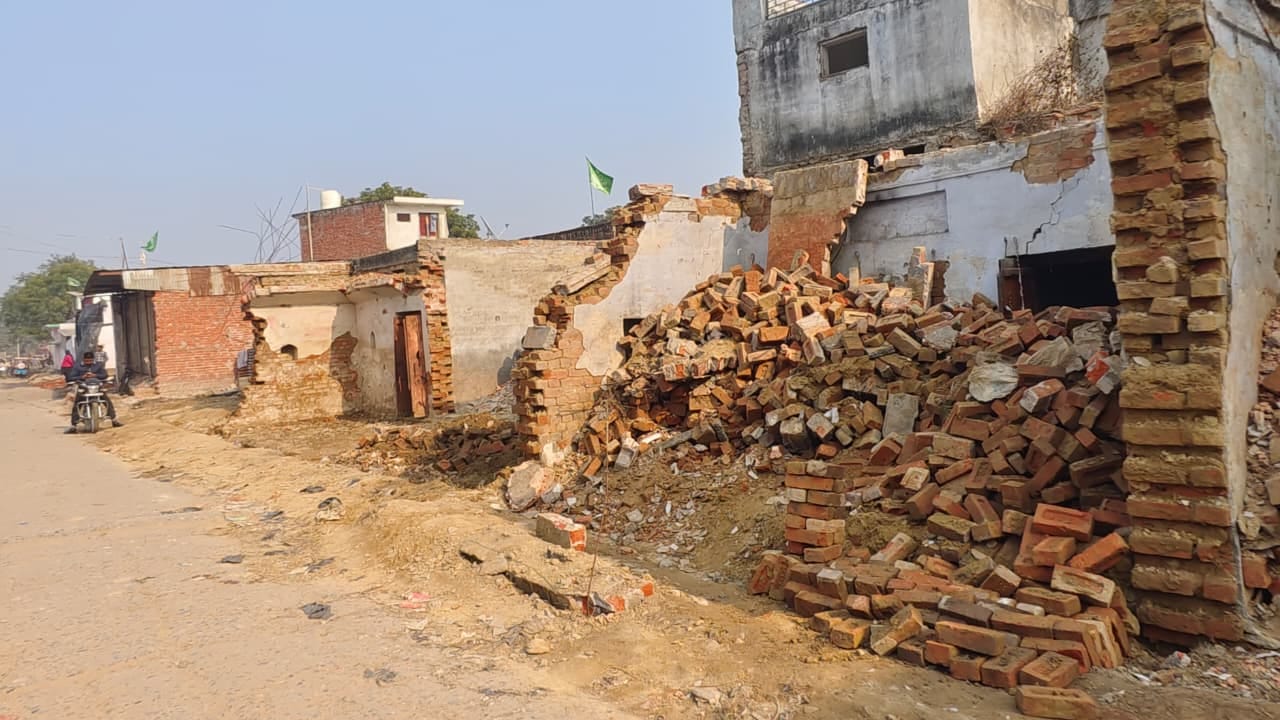 राजापुर सड़क पर बनाए जा रहे डिवाइडर। संवाद