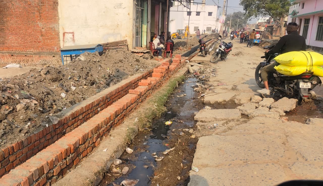 राजापुर सड़क पर बनाए जा रहे डिवाइडर। संवाद