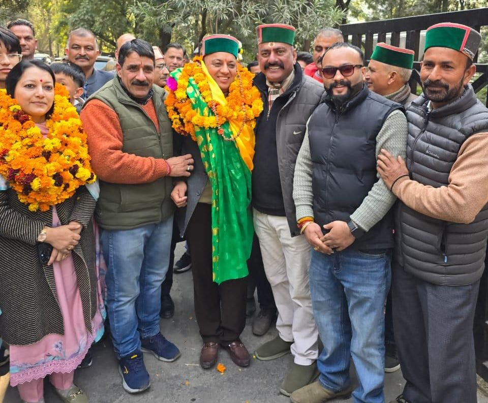 रामपुर पहुंचने पर हिमकॉन के प्रबंध निदेशक विकेश चौहान (गिन्नी) का स्वागत करते कांग्रेस कार्यकर् रामपुर पहुंचने पर हिमकॉन के प्रबंध निदेशक विकेश चौहान (गिन्नी) का स्वागत करते कांग्रेस कार्यकर्