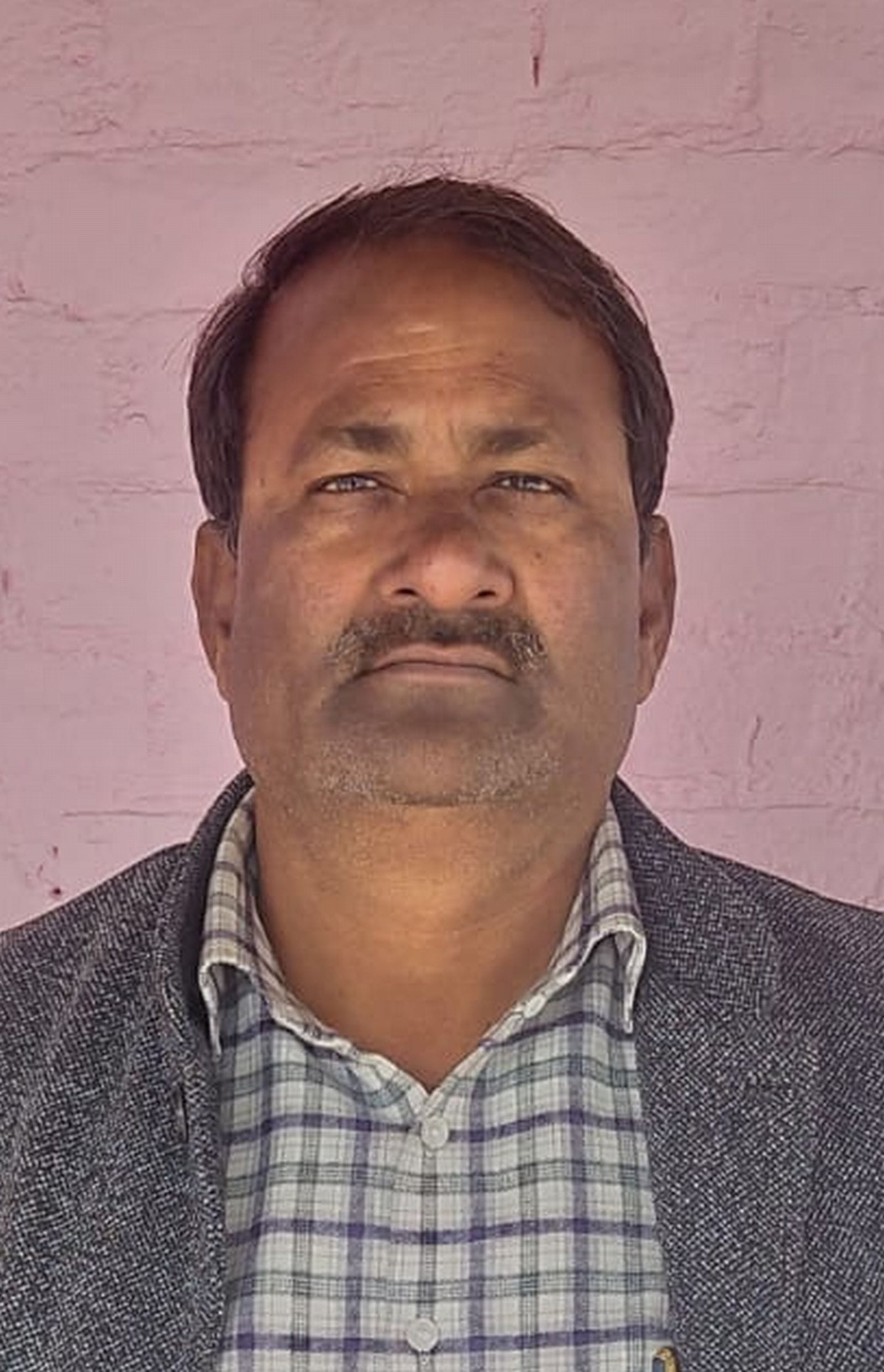 रात में अलाव के सहारे बैठे किसान फसल की रखवाली करते हुए। संवाद रात में अलाव के सहारे बैठे किसान फसल की रखवाली करते हुए। संवाद