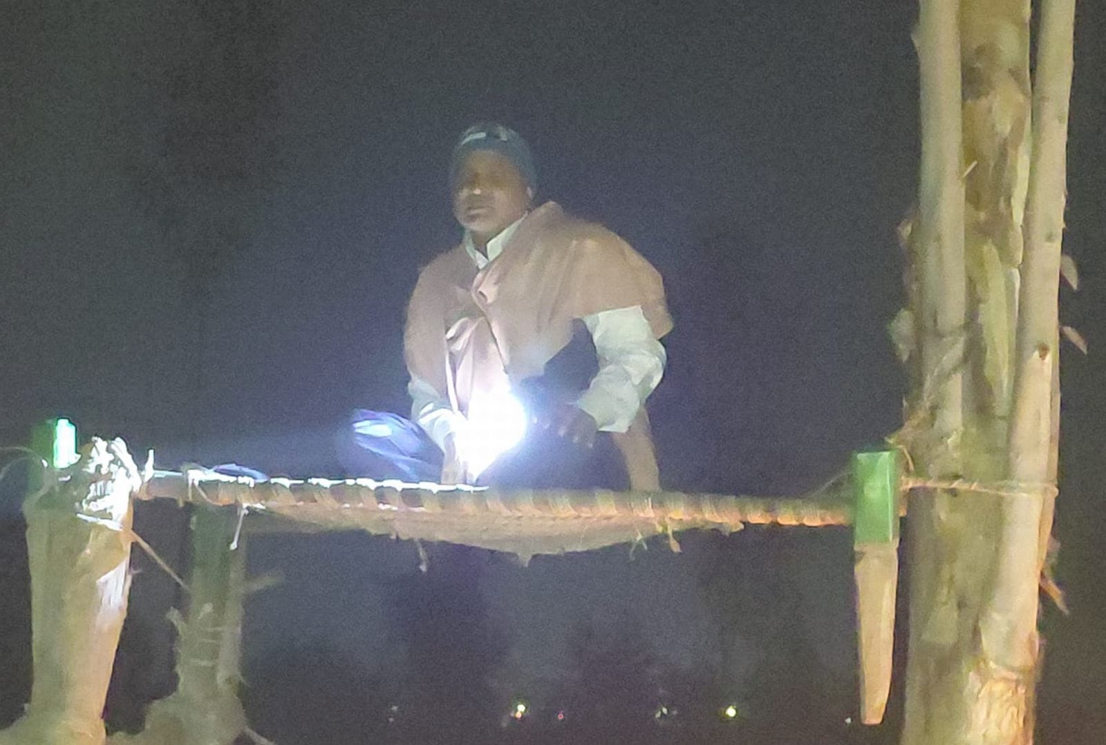 रात में अलाव के सहारे बैठे किसान फसल की रखवाली करते हुए। संवाद रात में अलाव के सहारे बैठे किसान फसल की रखवाली करते हुए। संवाद