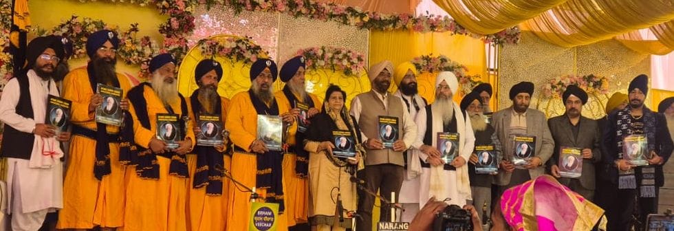 सिखों के दसवें गुरु गोबिंद सिंह जी का प्रकाश पर्व आलमबाग गुरुद्वारा में रविवार को धूमधाम से मना