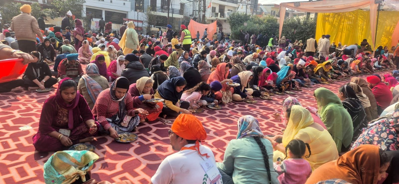 सिखों के दसवें गुरु गोबिंद सिंह जी का प्रकाश पर्व आलमबाग गुरुद्वारा में रविवार को धूमधाम से मना