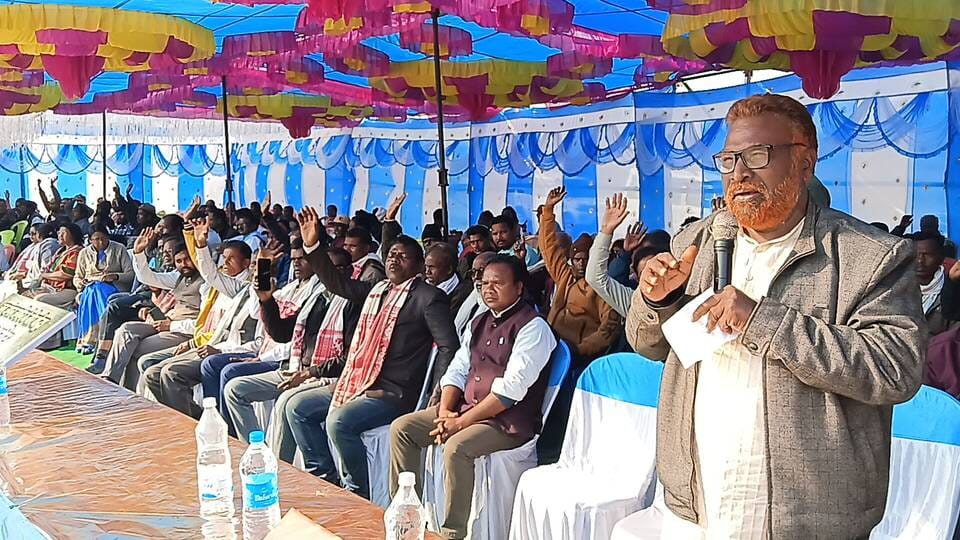 सोमा मुंडा की याद में आयोजित श्रद्धांजलि सभा में उपस्थित लोग