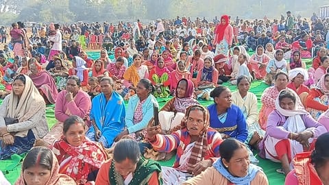 सोमा मुंडा की याद में आयोजित श्रद्धांजलि सभा में उपस्थित लोग