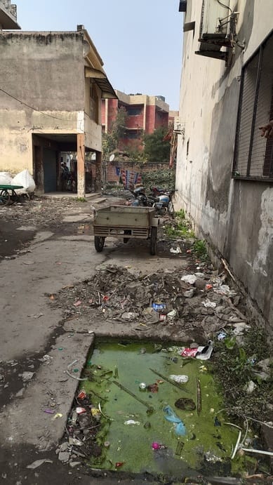 शहर के अंबा मार्केट में नाला ओवरफ्लो होने से भरा पड़ा। संवाद