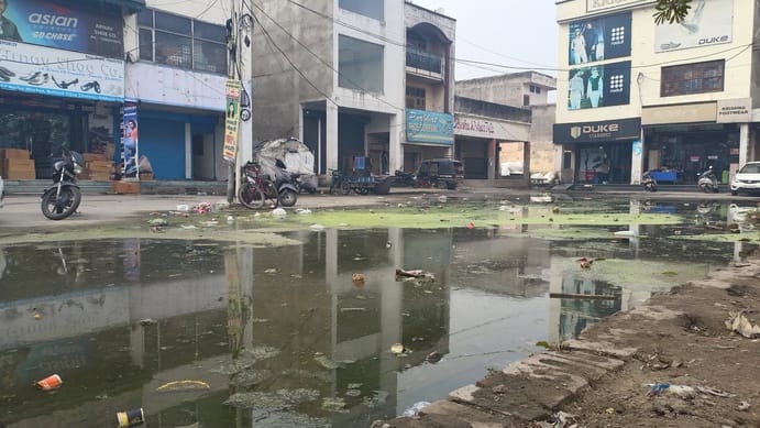 शहर के अंबा मार्केट में नाला ओवरफ्लो होने से भरा पड़ा। संवाद