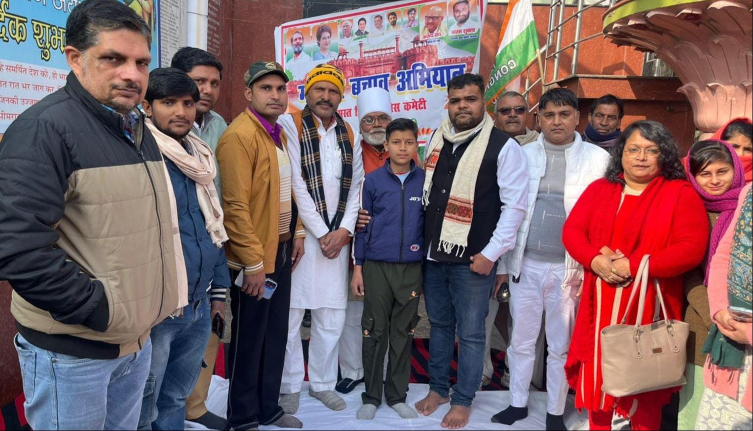 शामली के गांधी पार्क में धरने पर बैठे कांग्रेस कार्यकर्ता । संवाद शामली के गांधी पार्क में धरने पर बैठे कांग्रेस कार्यकर्ता । संवाद