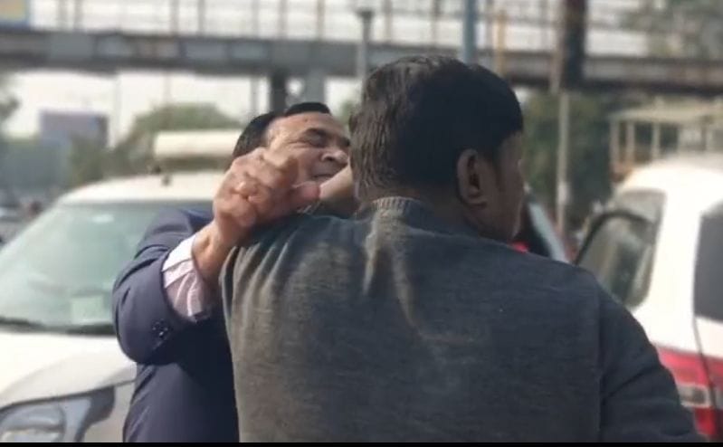टैक्सी चालक की पिटाई के वायरल वीडियो की फुटेज। टैक्सी चालक की पिटाई के वायरल वीडियो की फुटेज।