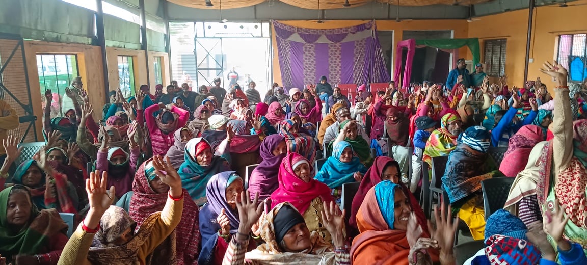 तारापुर में सपा के कार्यक्रम में मौजूद में संबोधित करते सपा के जिला अध्यक्ष कर्मवीर स्रोत संवाद तारापुर में सपा के कार्यक्रम में मौजूद में संबोधित करते सपा के जिला अध्यक्ष कर्मवीर स्रोत संवाद