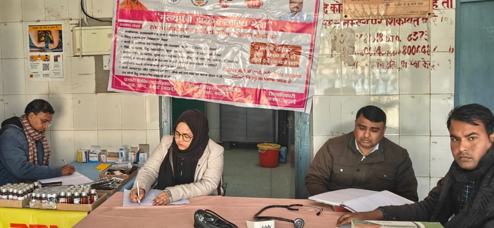 दबतोरी में लगे जग आरोग्य मेला में मरीजों की जांच कर दवाएं दी गई। संवाद दबतोरी में लगे जग आरोग्य मेला में मरीजों की जांच कर दवाएं दी गई। संवाद