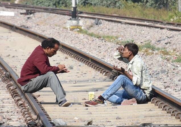 यह दृश्य मोहिबुल्लापुर रेलवे स्टेशन के पास रेलवे लाइन का है। यहां अक्सर शराब के शौकीन जाम छलकात