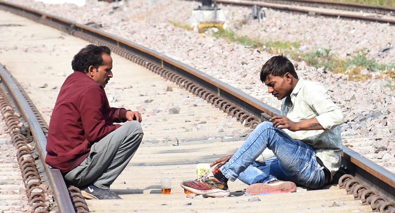 यह दृश्य मोहिबुल्लापुर रेलवे स्टेशन के पास रेलवे लाइन का है। यहां अक्सर शराब के शौकीन जाम छलकात