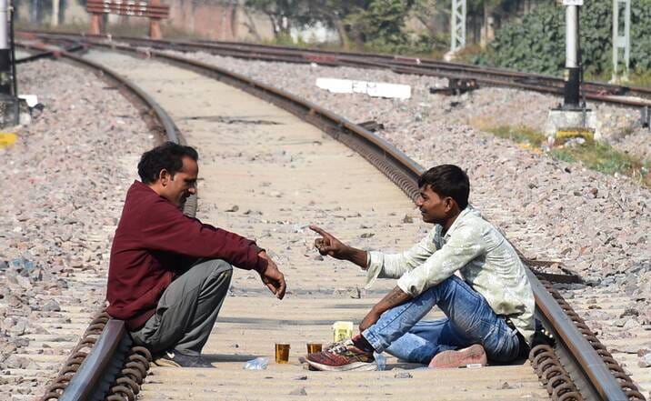 यह दृश्य मोहिबुल्लापुर रेलवे स्टेशन के पास रेलवे लाइन का है। यहां अक्सर शराब के शौकीन जाम छलकात