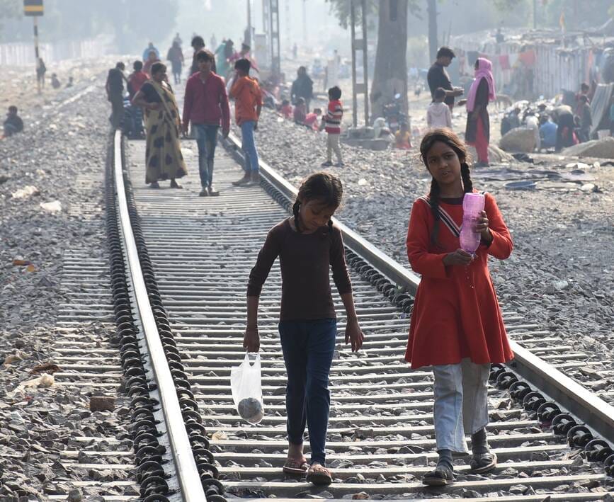 यह दृश्य मोहिबुल्लापुर रेलवे स्टेशन के पास रेलवे लाइन का है। यहां अक्सर शराब के शौकीन जाम छलकात