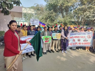 01 एमडीयू में राष्ट्रीय युवा दिवस पर स्वामी विवेकांनद की प्रतिमा पर श्रद्धांजली अर्पीत करते कुल
