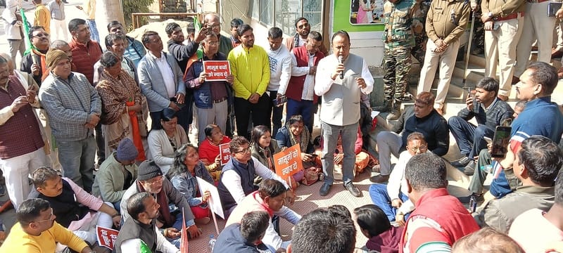 भाजपा महानगर के कार्यकर्ता एसएसपी कार्यालय के बाहर घेराव धरना प्रदर्शन करते महानगर बीजेपी के का