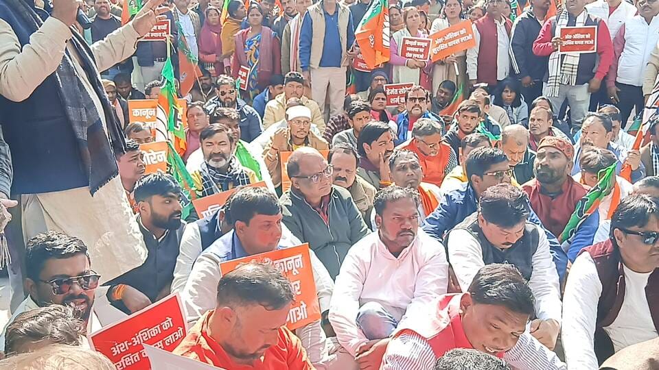 भाजपा महानगर के कार्यकर्ता एसएसपी कार्यालय के बाहर घेराव धरना प्रदर्शन करते महानगर बीजेपी के का