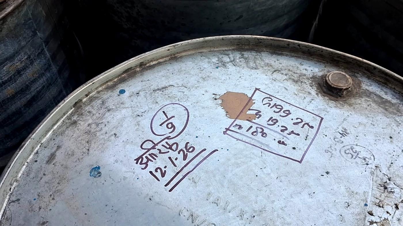 फैक्टरी में रखे नये ड्रम।स्रोत: वीडियो ग्रैव फैक्टरी में रखे नये ड्रम।स्रोत: वीडियो ग्रैव