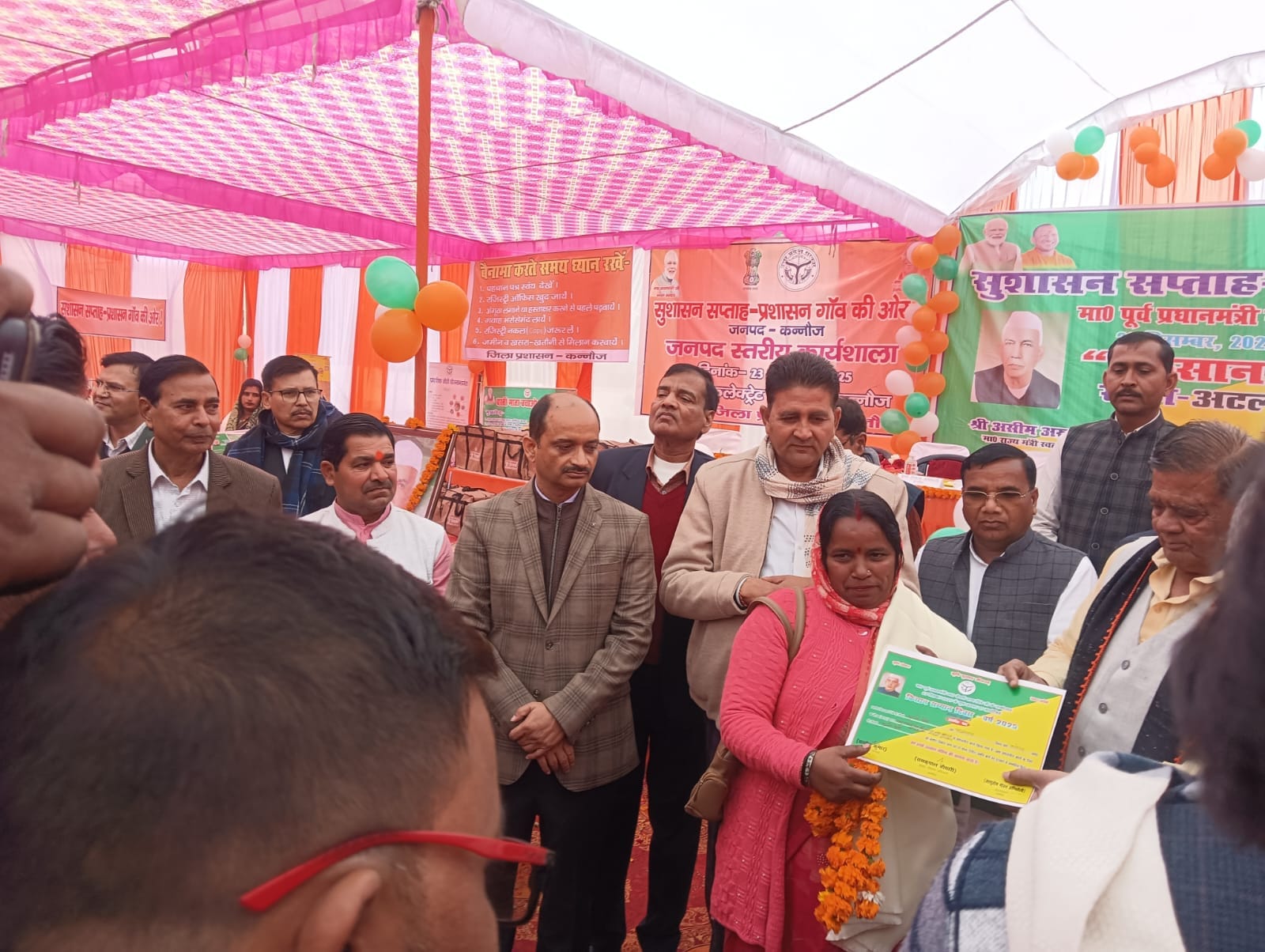 फोटो :03: टाइल्स क्लीनर पैक करती महिलाएं। संवाद फोटो :03: टाइल्स क्लीनर पैक करती महिलाएं। संवाद