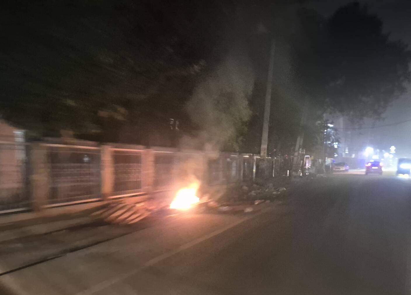 फोटो :04: सोनीपत में ओल्ड डीसी रोड पर कूड़े में लगाई गई आग से उठता धुआं। संवाद
