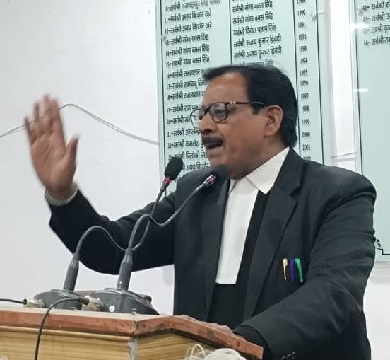 फोटो-13- प्रदर्शनकारी अधिवक्ताओं को समझाते सीओ सिटी अंकित मिश्रा। संवाद फोटो-13- प्रदर्शनकारी अधिवक्ताओं को समझाते सीओ सिटी अंकित मिश्रा। संवाद